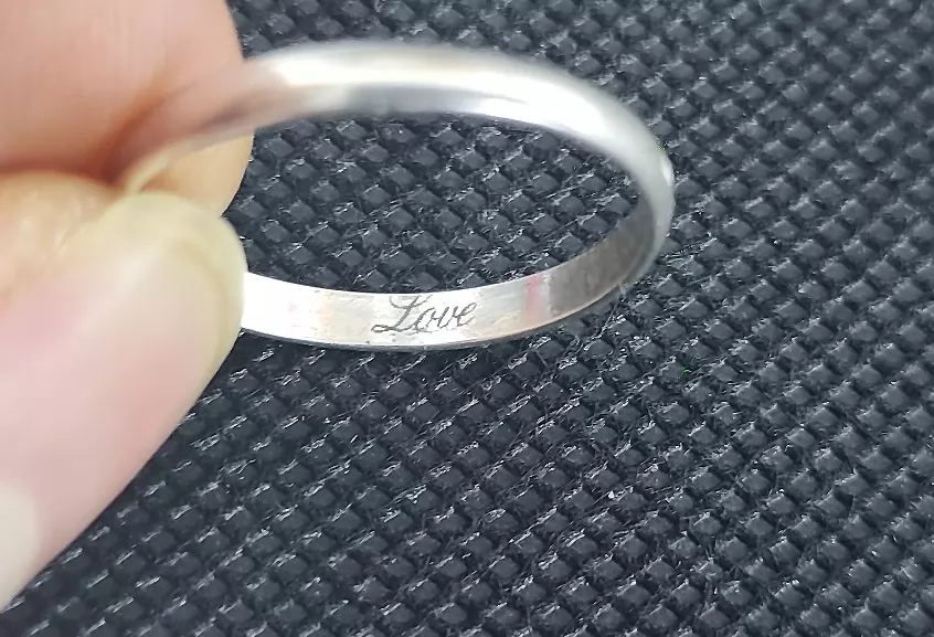 Accurate engraving on jewelry