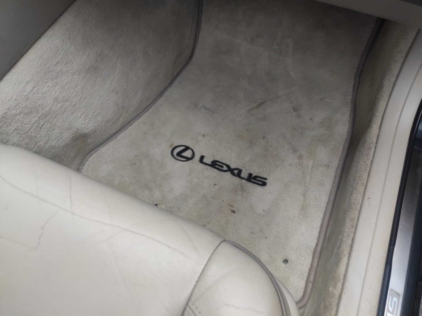 Lexus GS 300 car interior (white leather and white carpet)