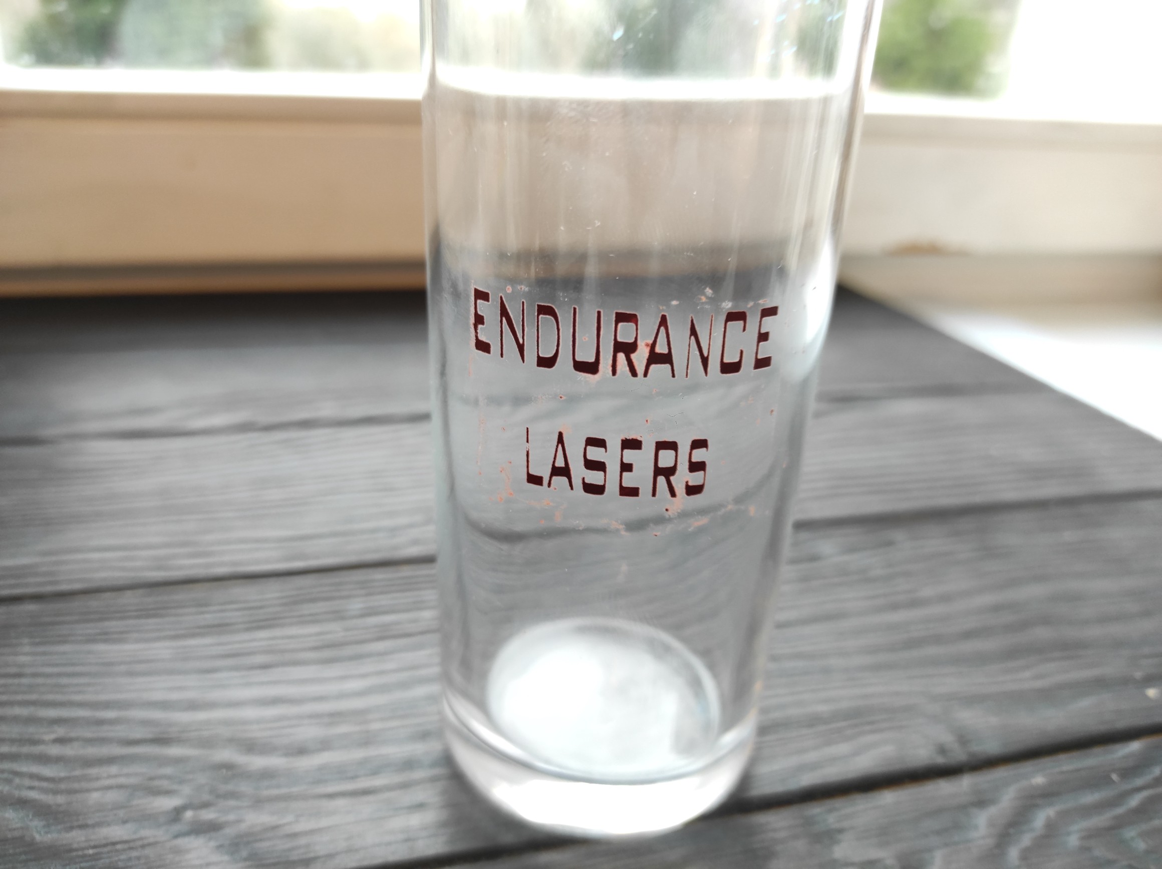 laser-paint-removal-on-a-glass-applying-non-removable-color-with-the