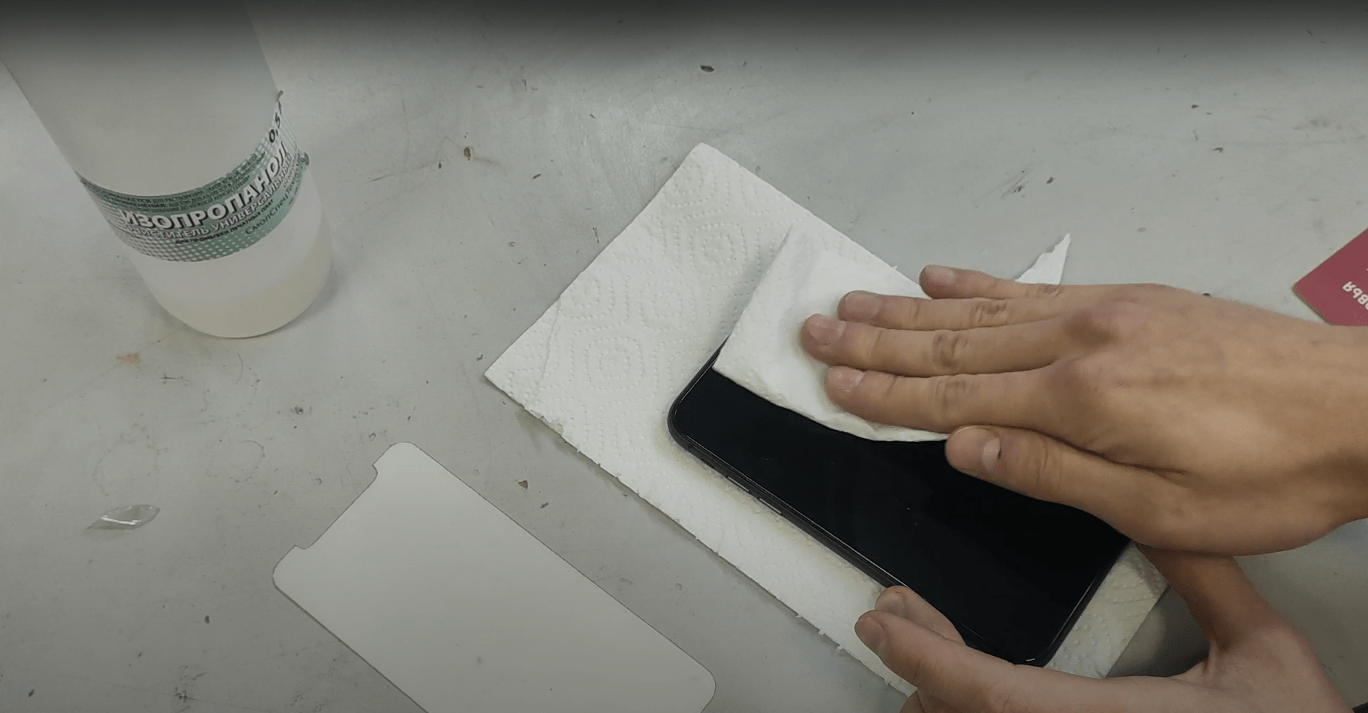 First of all we wipe the phone screen with alcohol to degrease the glass surface and prepare it for pasting.